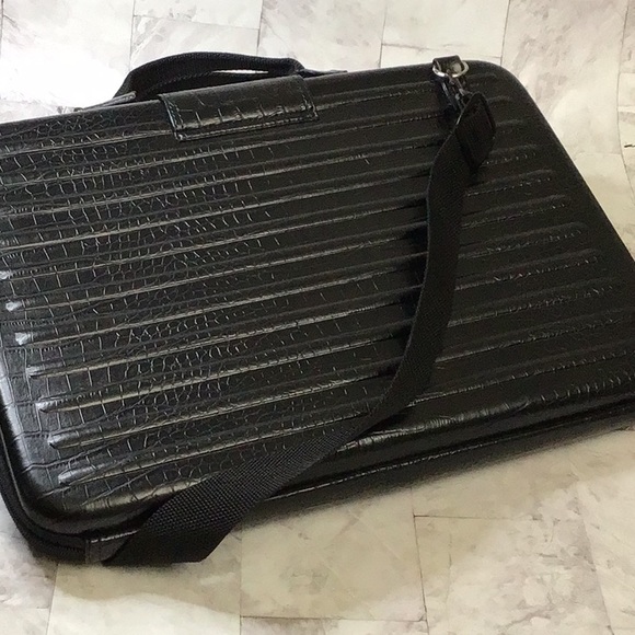 Mobile Edge bring on laptop hardcase bag, 17 inch laptop case - Picture 6 of 11